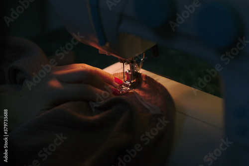 Fototapeta Naklejka Na Ścianę i Meble -  maquina de coser, cosiendo ropa