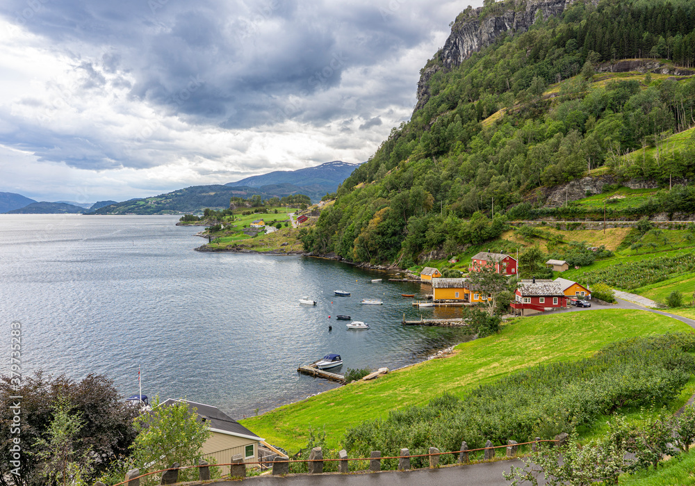 Urlaub in Süd-Norwegen: die kleine Bucht am Fjord mit bunten Häusern bei Fykse