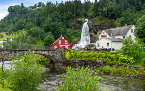 Urlaub in Süd-Norwegen: Norheimsund und der Steinsdalsfossen - ein Wasserfall, durch den man durch gehen kann photo