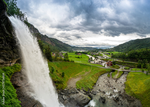 Urlaub in S  d-Norwegen  Norheimsund und der Steinsdalsfossen - ein Wasserfall  durch den man durch gehen kann