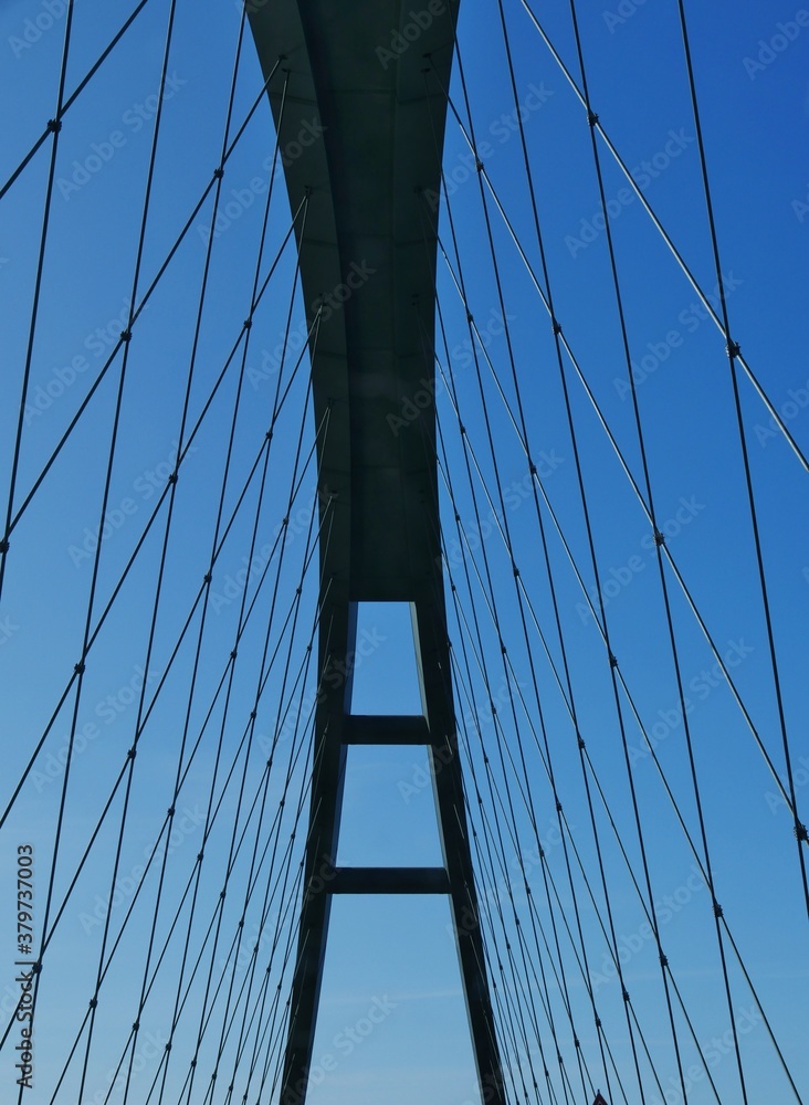 Fototapeta premium Fehmarnsundbrücke vor blauem Himmel