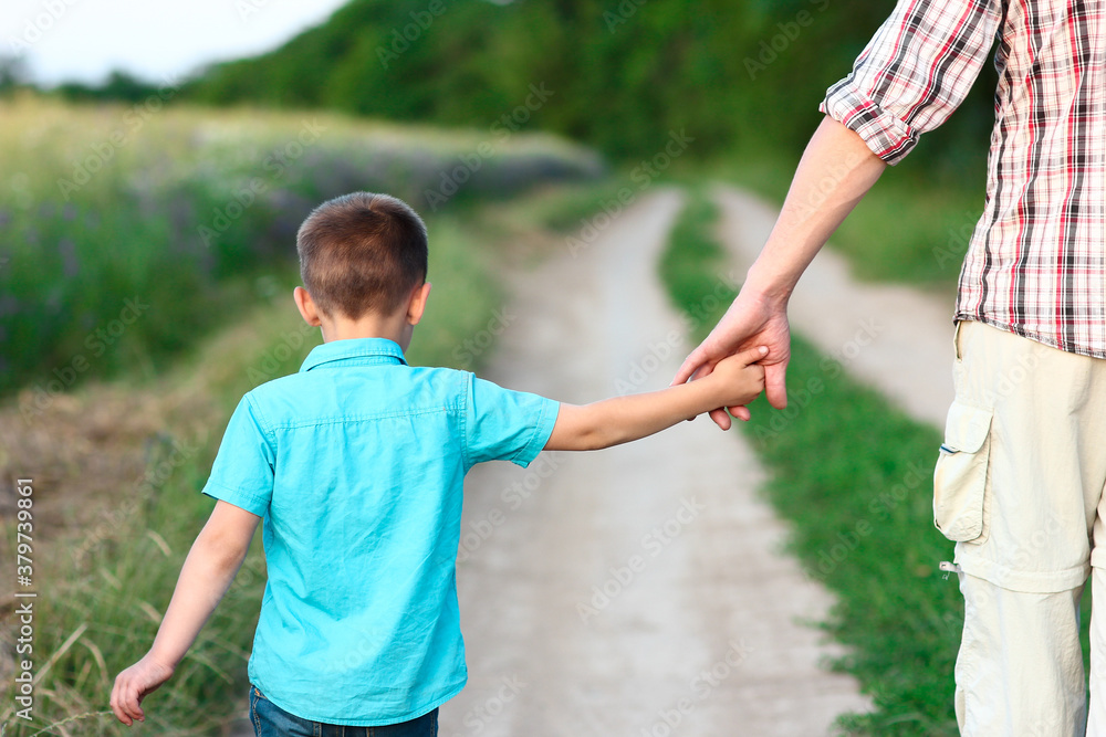 Obraz premium parent holds the hand of a small child