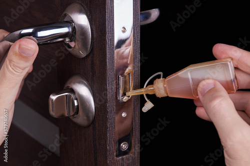 Obraz na płótnie adjusting inner door lock using lubricating oil