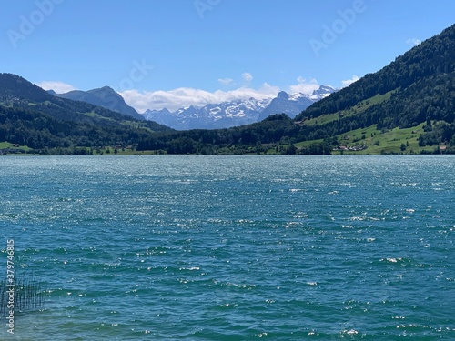 Ägerisee / Aegerisee mit Berge im Hintergrund und Berg Wildspitz