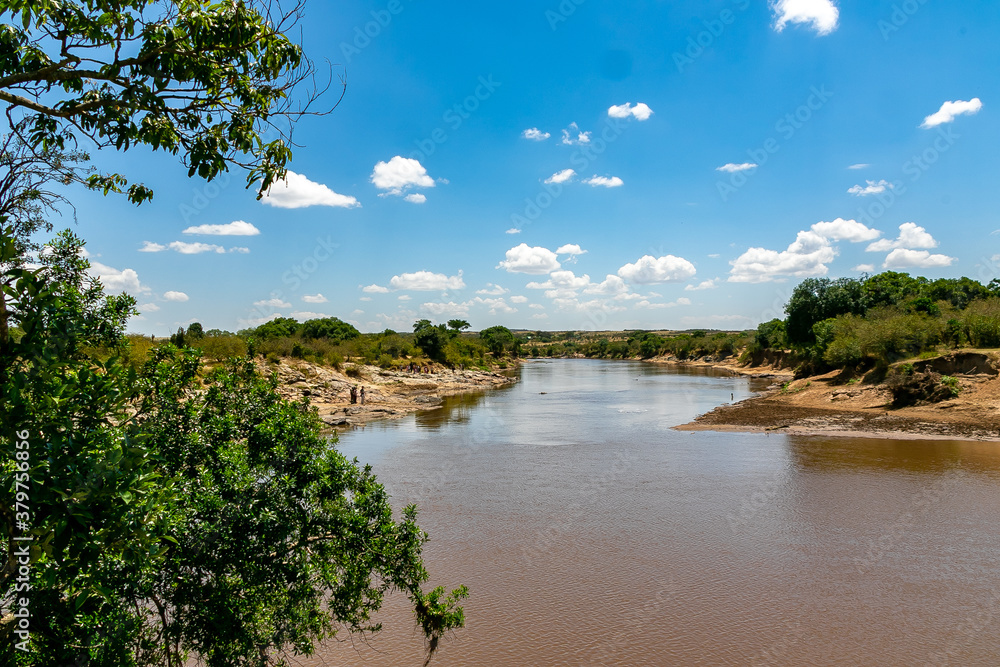 ケニアのマサイマラ国立保護区で見た、マラ川と快晴の青空