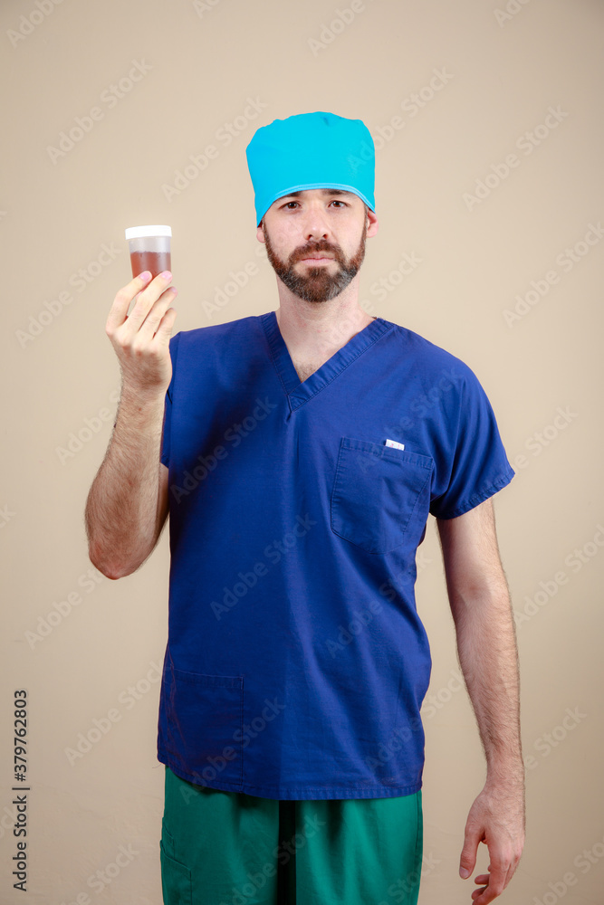 Medico hombre revisa muestra de orina analisis revision medica infeccion retrato Medico hombre revisa muestra de orina analisis revision medica infeccion retrato