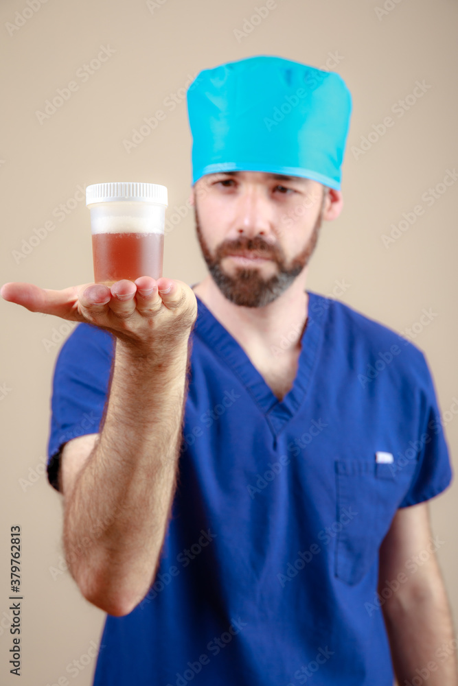 Medico hombre revisa muestra de orina analisis revision medica infeccion retrato Medico hombre revisa muestra de orina analisis revision medica infeccion retrato