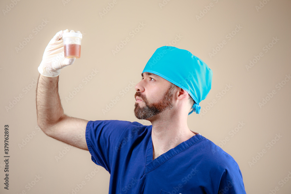 Medico hombre revisa muestra de orina analisis revision medica infeccion retrato Medico hombre revisa muestra de orina analisis revision medica infeccion retrato