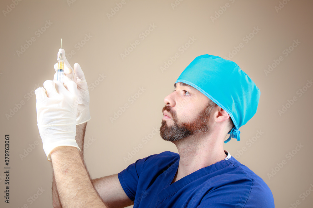 Retrato doctor mexicano con inyeccion aguja guantes detalle Retrato doctor mexicano con inyeccion aguja guantes detalle