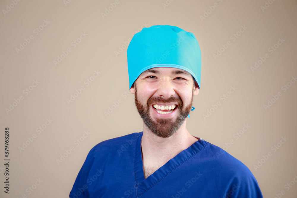retrato hombre médico mexicano latino cirugia sonriendo