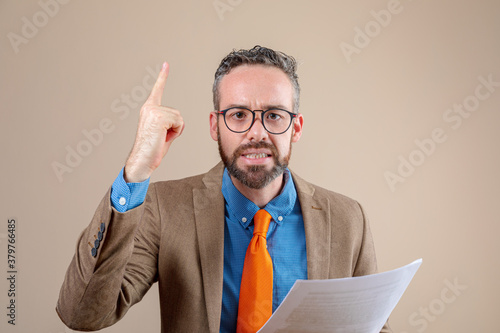 Fotografie Retrato Hombre de negocios maestro enojado regaño molesto serio