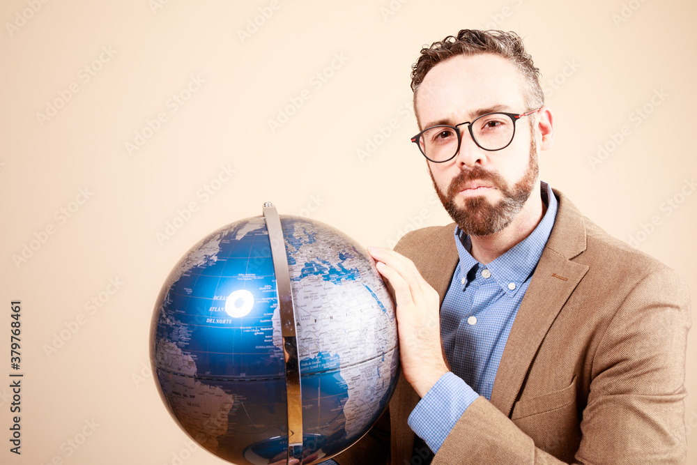 hombre joven mexicano juega con globo terraqueo retrato hombre joven mexicano juega con globo terraqueo retrato