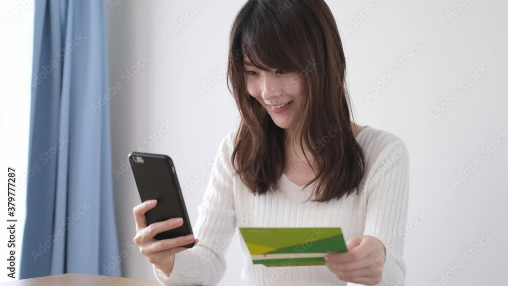 オンラインで通帳をチェックする女性 オンラインで通帳をチェックする女性