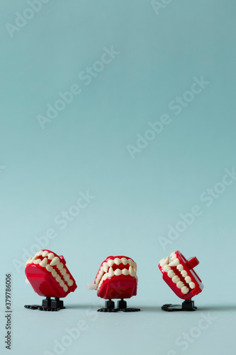 La la la: three vampire teeth toy singing together