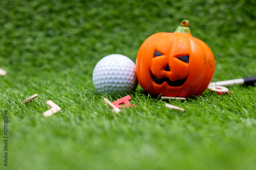 Naklejka premium Golf ball with ghost and pumpkin for Halloween Day 