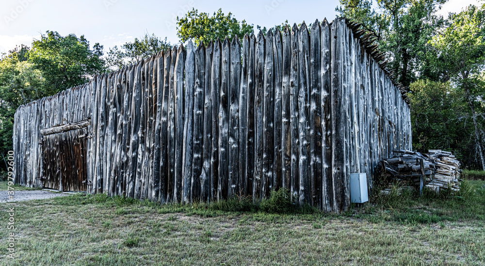 Φωτογραφία Historic Fort Mandan Lewis and Clark encampment on the Missouri river built to Winter over 1804-1805
