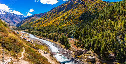 Foto Serene Landscape of Baspa river valley near Chitkul village in Kinnaur district of Himachal Pradesh, India