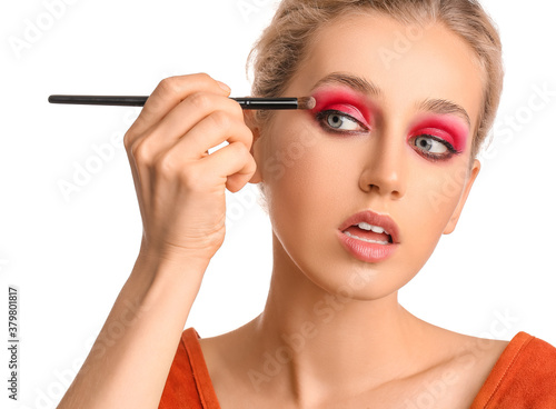 Young woman applying beauti...