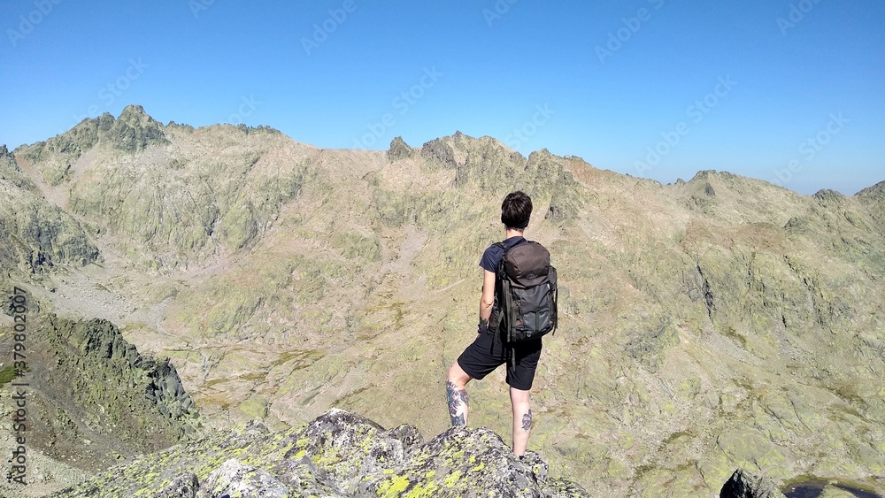Fototapeta premium Mujer en la montaña