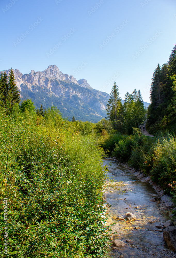 Haldensee LAndschaftsidyll Tirol Tannheimer Tal Bergsee Spiegelung Fluss Alpenpanorama