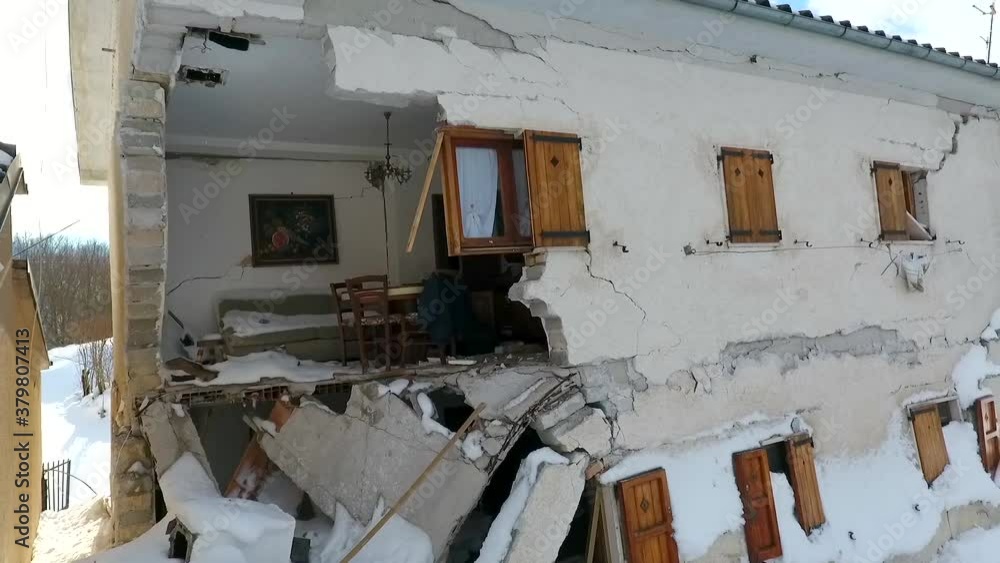 Amatrice sotto la neve distrutta dal terremoto. Centro Italia. Amatrice sotto la neve distrutta dal terremoto. Centro Italia.