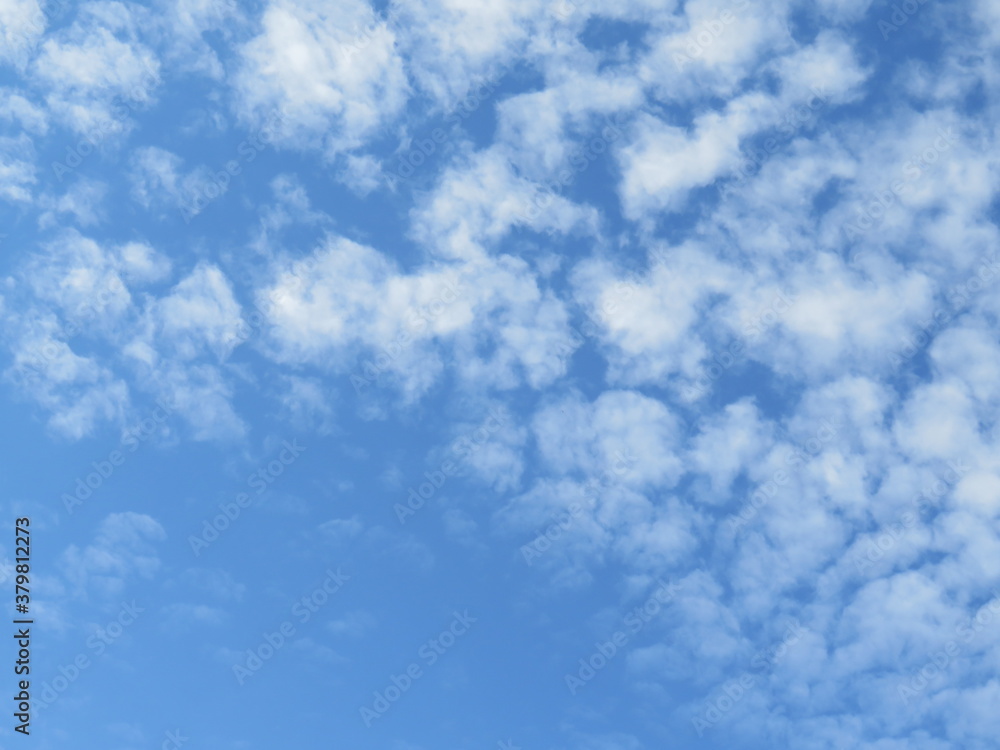 Schönwetterwolken mit blauem Himmel bei Sonnenschein Schönwetterwolken mit blauem Himmel bei Sonnenschein