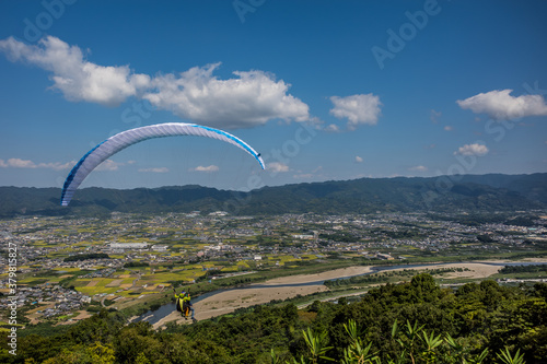 和歌山県紀の川市、寺山スカイスポーツからタンデム飛行に飛び立つパラグライダー