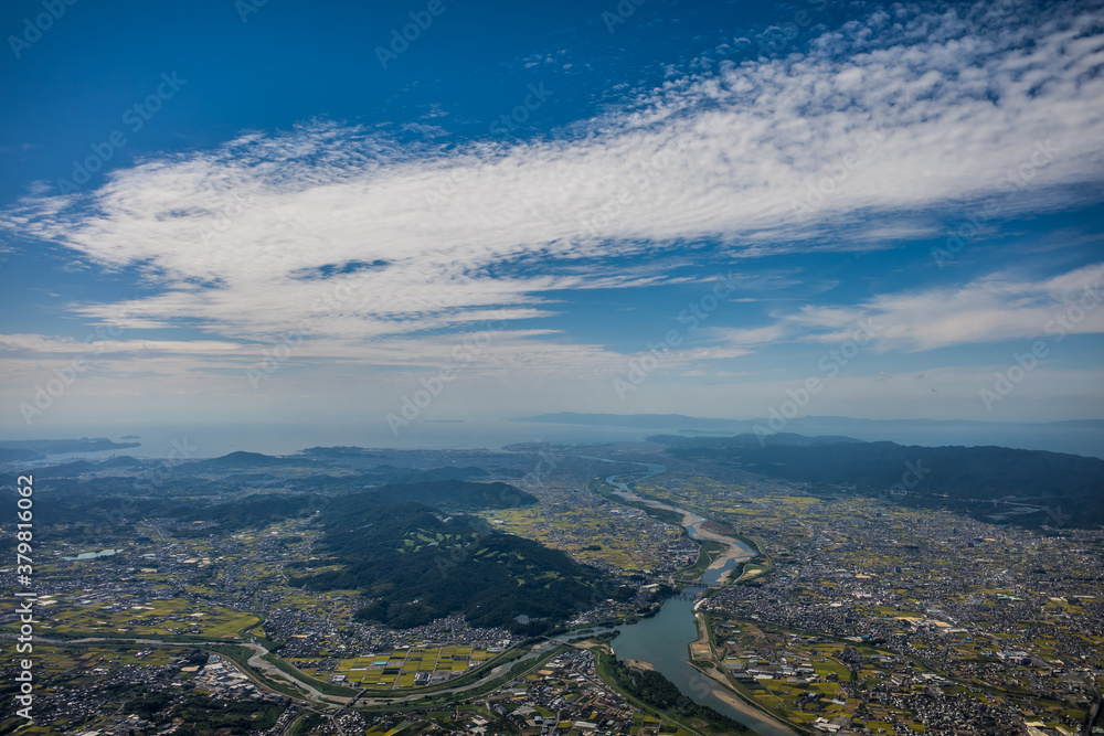 和歌山県紀の川市上空から船戸山から和歌山湾に向けて広がる街並みをパラグライダーで空撮