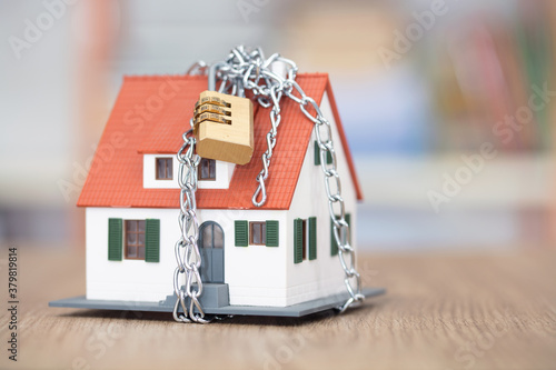 Φωτογραφία House model locked by chains