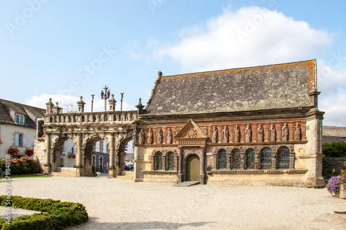 Sizun. Arc de triomphe et ossuaire de l   glise Saint-Suliau. Finist  re. Bretagne