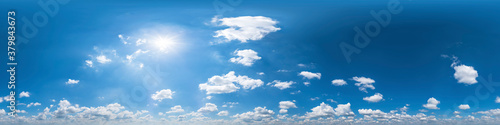 360  -Panoramahimmel mit Cumulus-Wolken ohne Boden  zur einfachen Verwendung in 3D-Grafiken und Panorama f  r Kompositionen in sph  rischen Luft- und Bodenpanoramen als Himmelskuppel