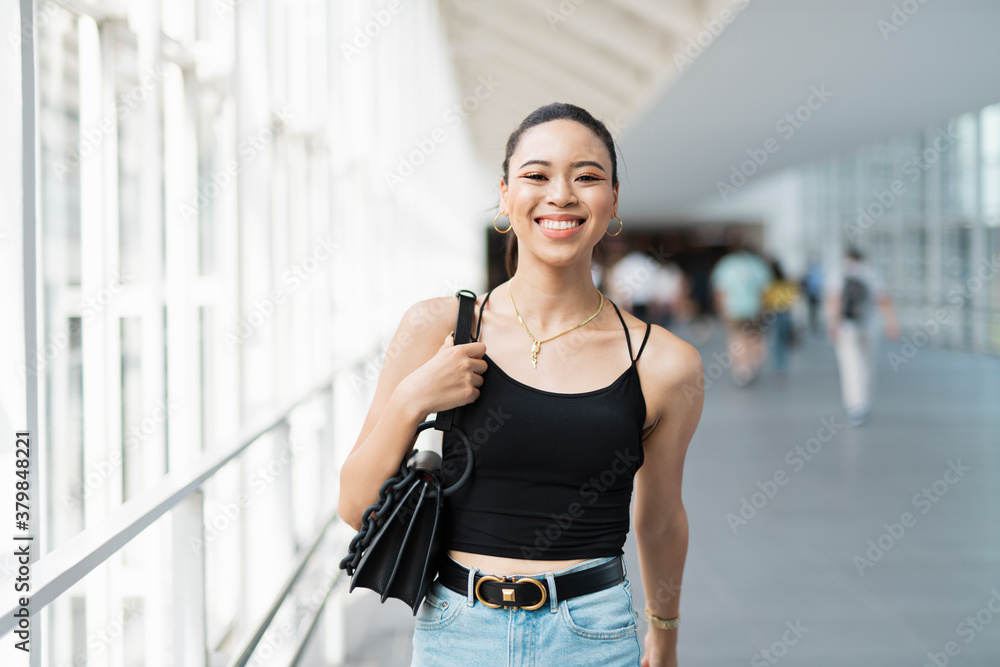 都会 日本人と黒人ミックスの女性 都会 日本人と黒人ミックスの女性