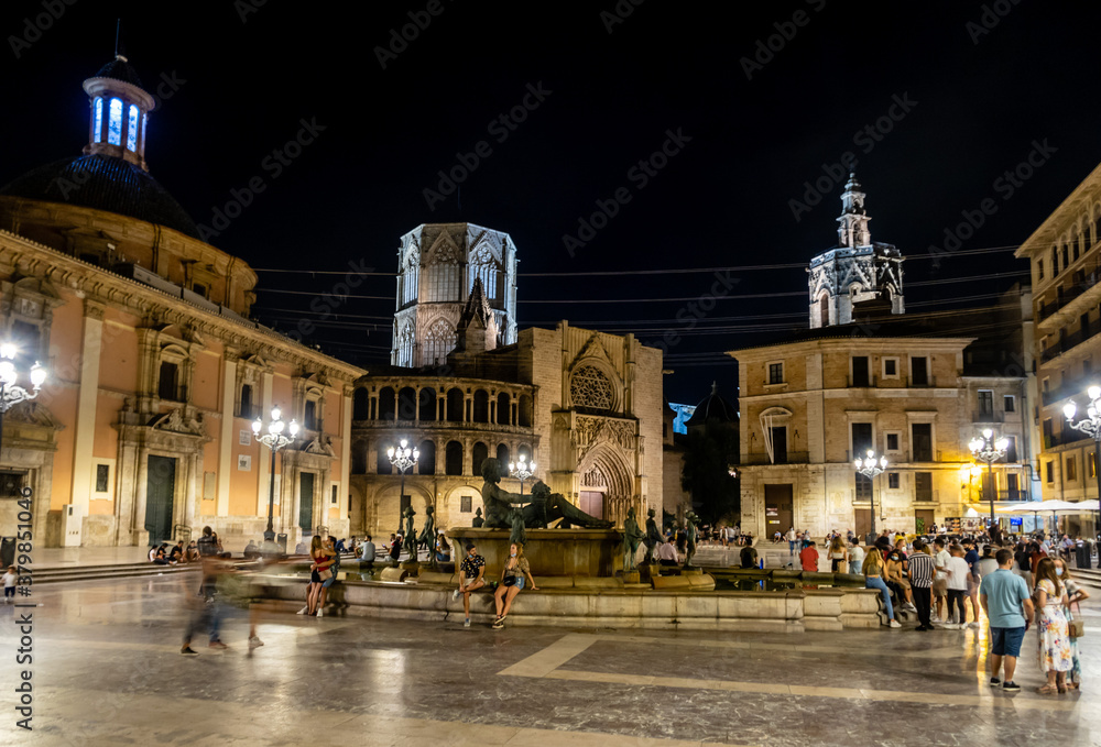 Plaza de la virgen mit Kathedrale  in Valencia bei Nacht