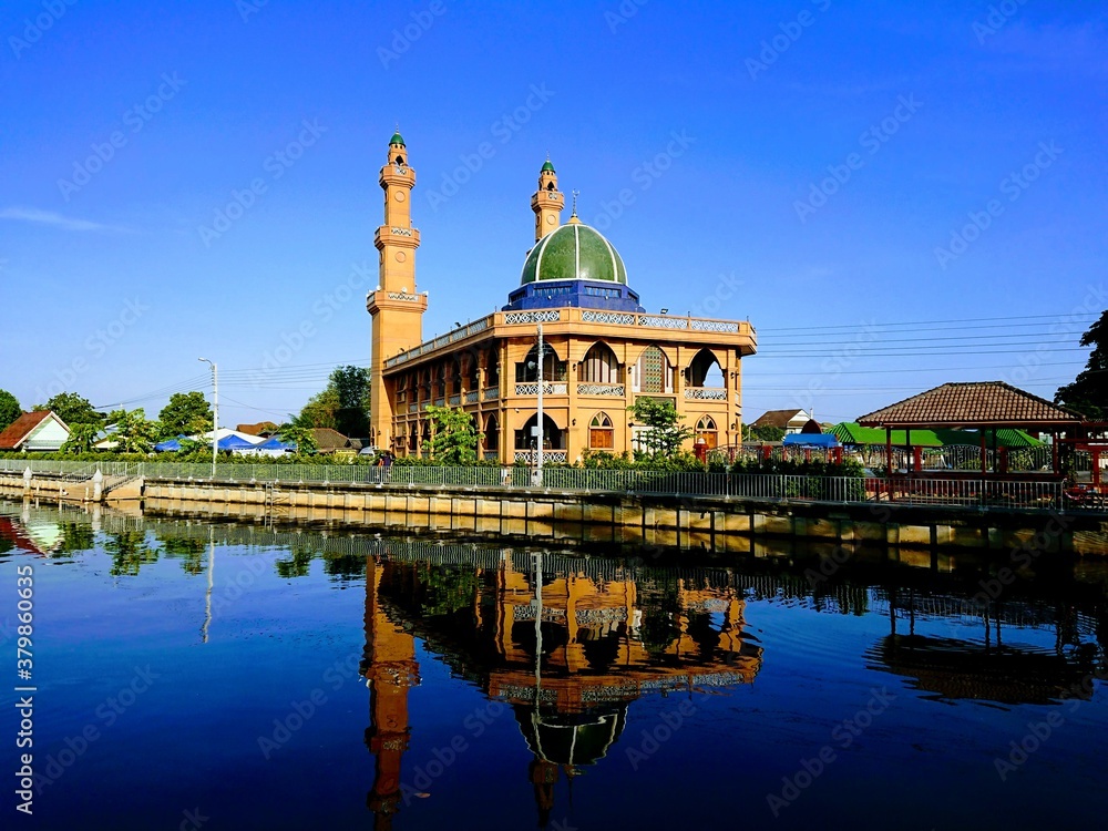 Fototapeta premium Mosque on canal