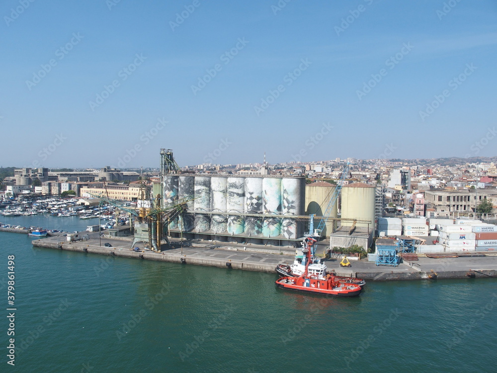 Silos und Schlepper im Hafen von Catania Sizilien, Italien silos and tug boahts in Catania harbour Sicily, Italiy
