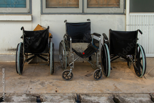 The old wheelchairs are left behind after being used. Not available condition At a medical facility