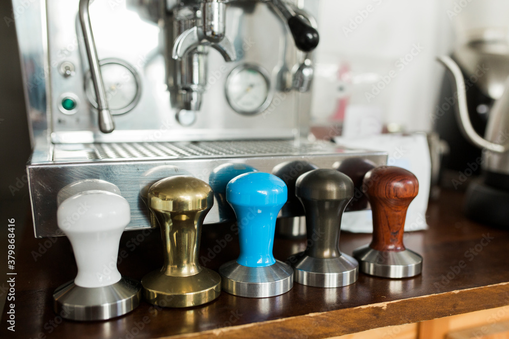 Espresso machine with a line of tampers Espresso machine with a line of tampers