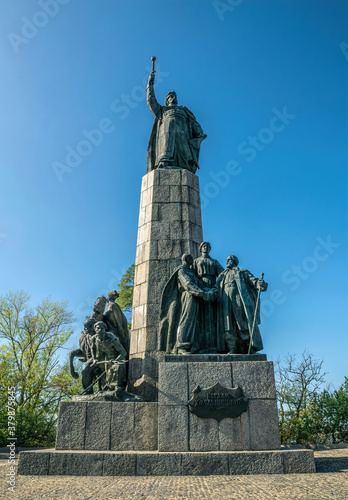 Statue of the Ukrainian hetman Bogdan Khmelnitsky on the Castle Hill in the city of Chigirin photo