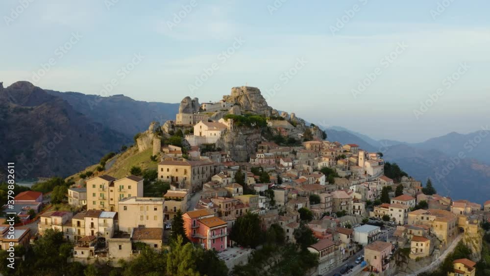 Bova superiore in Calabria, vista aerea della città al tramonto Bova superiore in Calabria, vista aerea della città al tramonto