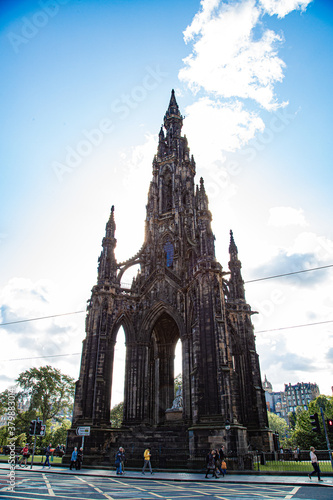 Monumento gótico en mitad de la calle en Edimburgo