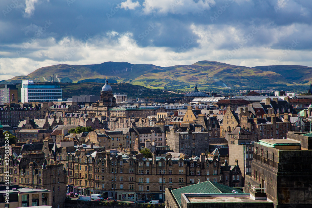 Vista de casco histórico de Edimburgo con montañas de fondo 