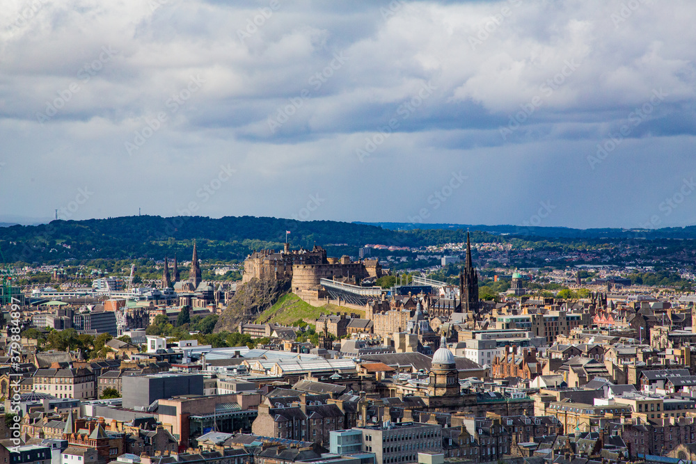 Vista de castillo de Edimburgo coronando la ciudad