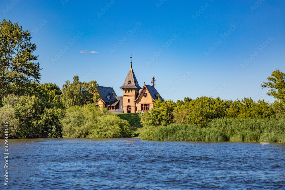 Obraz premium Auf der Elbe bei Wasserwerk Kaltehofe