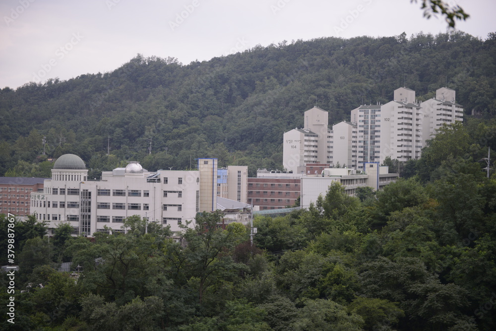 Foto Stock 한성과학고등학교와 독립문 파크빌 Hansung Science High School and Dongnibmun