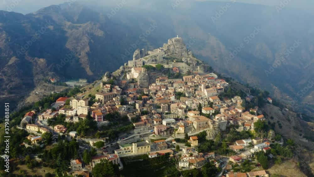 Bova superiore in Calabria, vista aerea della città al tramonto Bova superiore in Calabria, vista aerea della città al tramonto