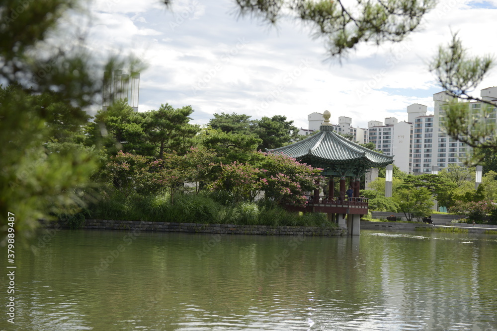 Obraz premium 대한민국 서울 국립중앙박물관과 호수 National Museum of Korea and the lake in Seoul, Korea