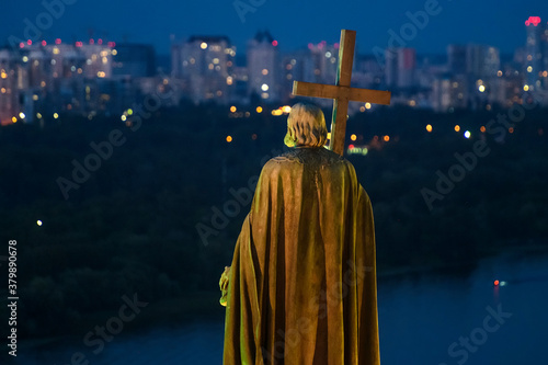 Slika na platnu Night view of monument to Volodymyr the Holy and Pedestrian bridge over the Dnieper river in Kyiv, Ukraine