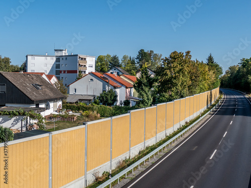 Neu erbaute Lärmschutzwand