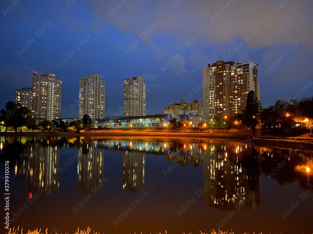 Naklejka premium city skyline at night on a lake