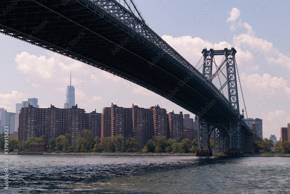 Fototapeta premium Williamsburg Bridge over the East River with a Manhattan Skyline view in New York City